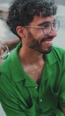 Dikey video, yakın çekim, homoseksüel aşıklar sokakta sohbet ediyorlar.