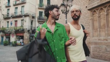 Homoseksüel çift şehirde aile tatilinin tadını çıkartıyor.