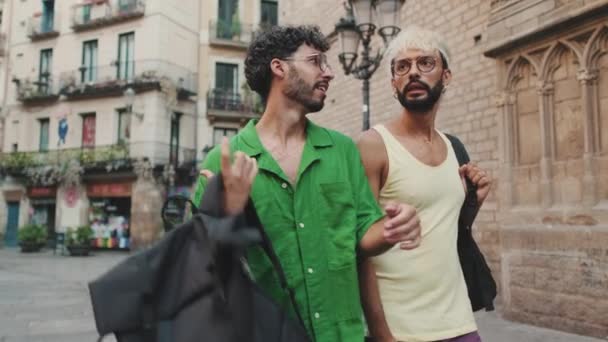 Casal Homossexual Desfrutar Férias Família Cidade Conversando Animadamente — Vídeo de Stock
