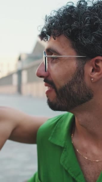 Vertikal Video Homosexuella Par Visar Tillgivenhet När Sitter Utomhus — Stockvideo