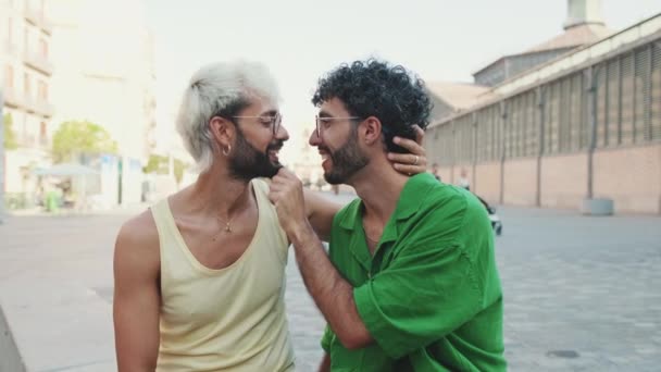 Gej Para Uścisk Pocałunek Każdy Podczas Siedzi Ulica — Wideo stockowe