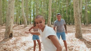 Mutlu aile parkta saklambaç oynuyor, annem sayıyor.