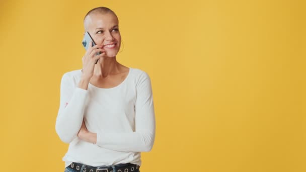 Usmívající Žena Mluví Mobilním Telefonu Izolované Žlutém Pozadí Studiu — Stock video