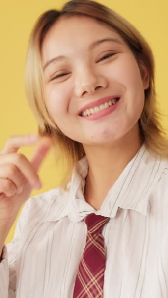 Młoda Kobieta Robi Selfie Kciuki Góry Odwołuje Gest Odizolowana Żółtym — Wideo stockowe
