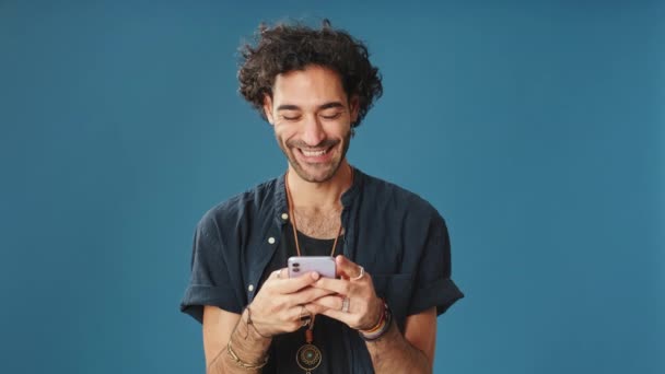 Hombre Sonriente Usando Teléfono Móvil Escribiendo Masajes Aislados Sobre Fondo — Vídeos de Stock