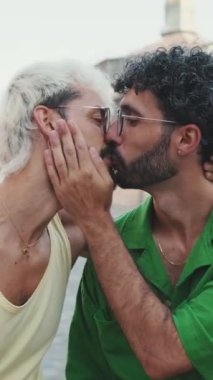 Homoseksüel çift öpüşüyor.