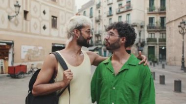 Homoseksüel çift eski şehrin sokaklarında birbirlerine sarılıyorlar.