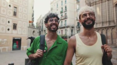 Yavaş çekim homoseksüel çift Eski şehrin sokaklarını keşfediyor