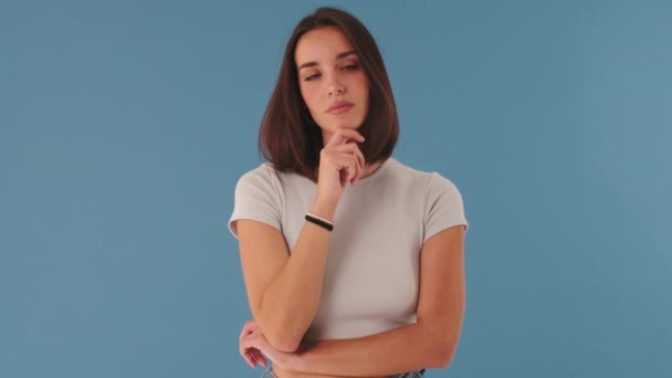 Jonge Vrouw Kijkt Naar Camera Luistert Het Eens Geïsoleerd Blauwe — Stockvideo