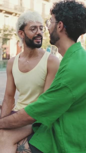 Dois Homens Casal Turista Sorrindo Conversando Enquanto Sentado Rua — Vídeo de Stock