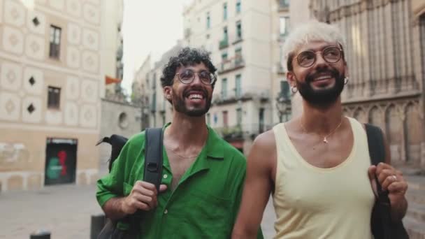 Pareja Homosexual Cámara Lenta Explorando Calles Ciudad Vieja — Vídeo de stock