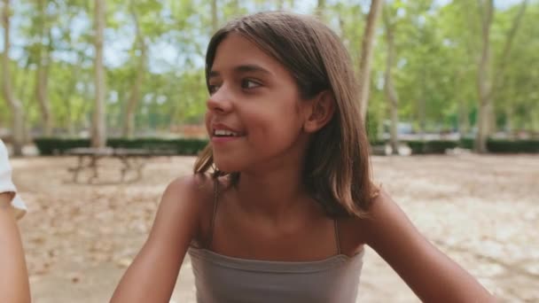 Крупный План Девочки Подростка Разговаривающей Кем — стоковое видео
