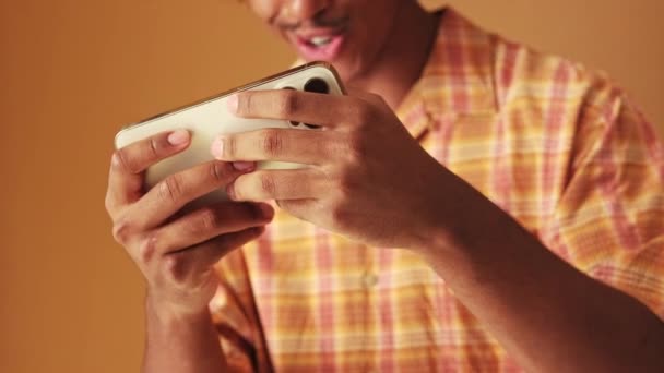 Yakın Plan Adamın Elleri Çevrimiçi Oyunlar Oynarken Cep Telefonu Tutuyor — Stok video