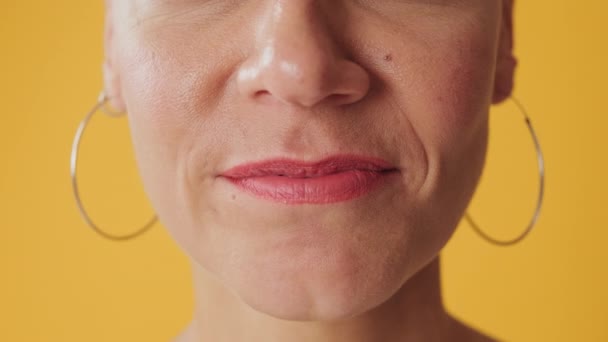 Szczegółowe Zbliżenie Zdjęcia Uśmiechu Kobiety Żółtym Tle — Wideo stockowe