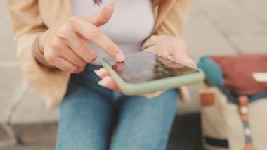 Cep telefonuyla sosyal medyayı tarayan kadınların yakın çekimleri