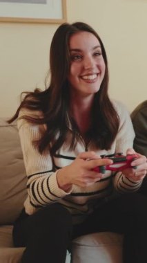 Sevgilisi kaybettiği için üzgünken, kız video oyununda zaferini kutluyor.