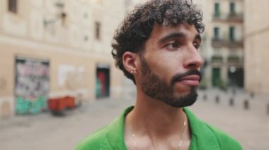 Yaklaş, sakallı, tatlı esmer adam başını çeviriyor ve kameraya bakarken gülümsüyor.