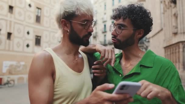 Casal Homossexual Olhando Para Telefone Celular Juntos Rua Cidade Velha — Vídeo de Stock