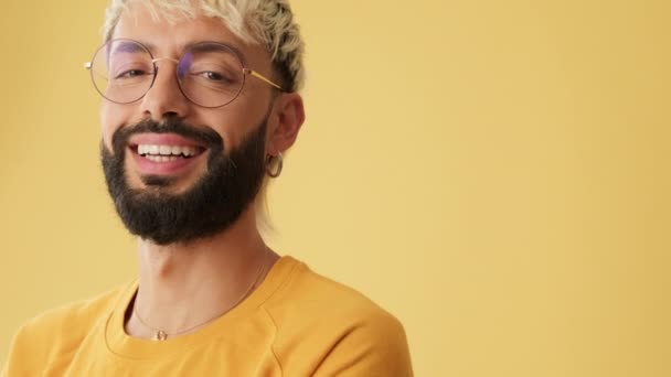Portret Śmiejący Się Mężczyzna Patrzący Kamerę Odizolowaną Żółtym Tle Studio — Wideo stockowe