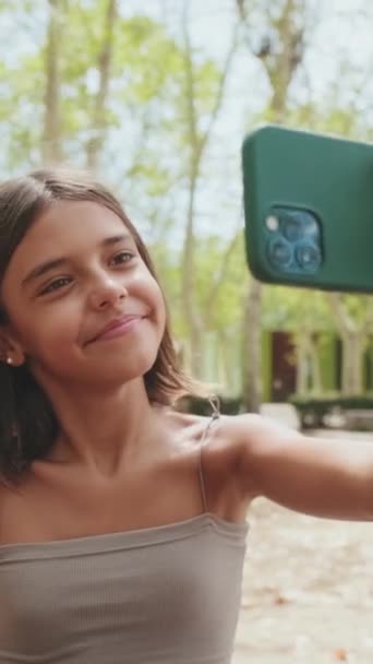 Teenage Κορίτσι Δείχνει Την Πινακίδα Νίκη Λήψη Selfie Στο Κινητό — Αρχείο Βίντεο