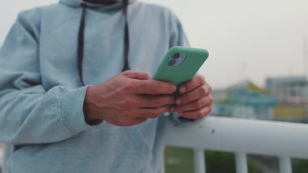 Nahaufnahme Der Hände Mann Mittleren Alters Tippt Sms Auf Handy — Stockvideo