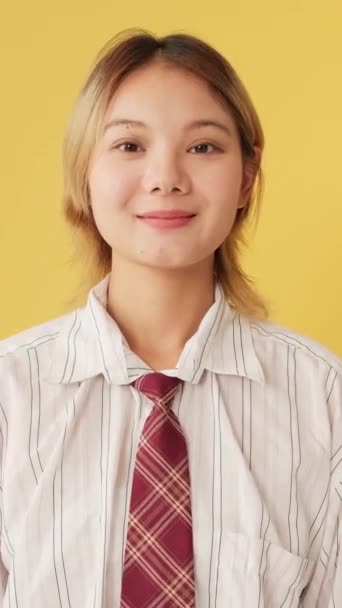 Usmívající Mladá Žena Posílání Vzduchu Polibky Kameru Izolované Žlutém Pozadí — Stock video
