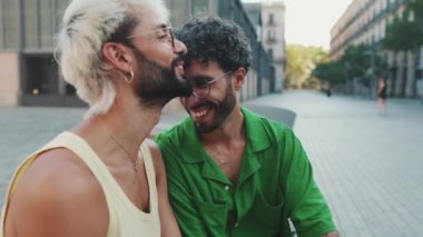 Homoseksüel çiftler sokakta otururken birbirleriyle konuşmaktan zevk alırlar.