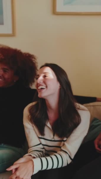 Amigos Divertir Rir Alegrar Juntos Enquanto Sentado Sofá Sala Estar — Vídeo de Stock