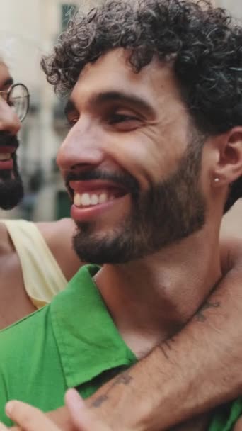 Blisko Homoseksualiści Para Stoi Przytulając Się Ulicy Starego Miasta — Wideo stockowe