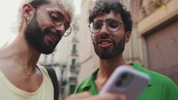 Крупним Планом Гомосексуальна Пара Дивиться Мобільний Телефон Разом Вулиці Старого — стокове відео