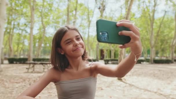 Adolescente Mostrando Signo Victoria Tomando Selfie Teléfono Móvil Mientras Está — Vídeos de Stock