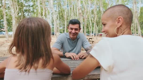 Familia Mamá Papá Sentado Banco Parque Ciudad Con Hija Hablando — Vídeos de Stock