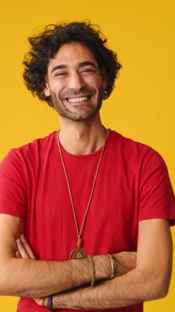 Uśmiechnięty Mężczyzna Pokazujący Kciuki Góry Patrzący Kamerę Odizolowaną Żółtym Tle — Wideo stockowe