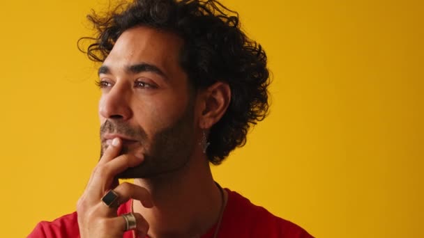 Stüdyoda Sarı Arka Planda Izole Edilmiş Rüya Gibi Bir Adamın — Stok video