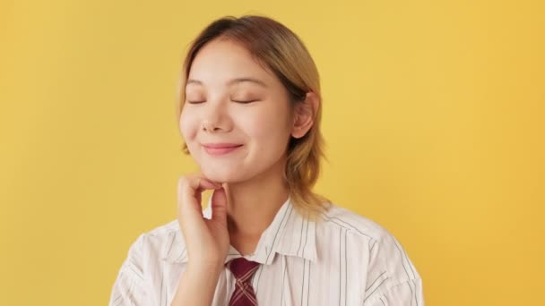 Młoda Kobieta Patrząc Aparat Uśmiechem Żółtym Tle Studio — Wideo stockowe
