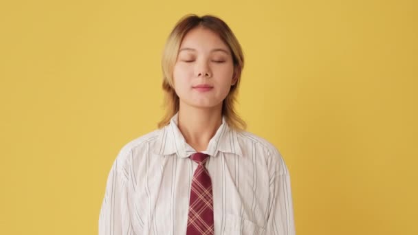 Junge Frau Hört Aufmerksam Und Stimmt Isoliert Auf Gelbem Hintergrund — Stockvideo