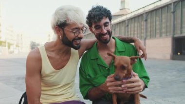 Eşcinsel çift köpekleriyle dışarıda vakit geçirir.
