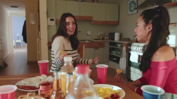 Dos Mujeres Felices Hablando Casa — Vídeos de Stock