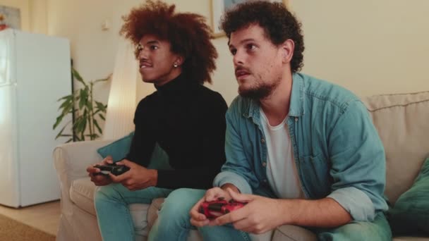 Kerl Feiert Seine Bei Videospiel Während Ihr Freund Sich Über — Stockvideo