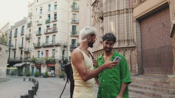Homoseksualna Para Używa Telefonu Komórkowego Podczas Dyskusji Ulicy Starym Mieście — Wideo stockowe