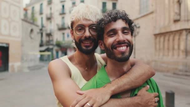 Gay Couple Stands Câlin Regarder Caméra Sur Rue Vieille Ville — Video