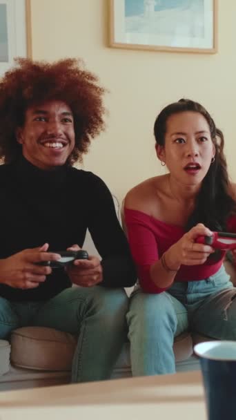 Mladí Lidé Hrají Videohry Konzoli Zatímco Sedí Gauči — Stock video