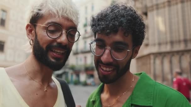 Nahaufnahme Homosexuelles Paar Benutzt Handy Während Etwas Diskutiert — Stockvideo