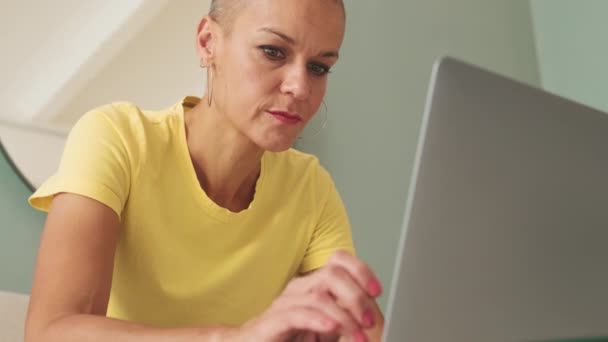 Close Hermosa Mujer Adulta Usando Ordenador Portátil Mientras Está Sentado — Vídeo de stock