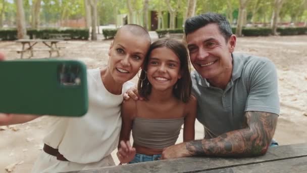 Familia Feliz Toma Selfie Teléfono Móvil Haciendo Caras Divertidas — Vídeo de stock