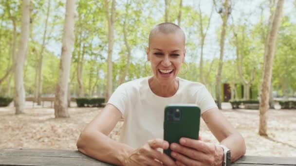 Güzel Mutlu Bir Kadın Parkta Bankta Otururken Telefonda Görüntülü Konuşma — Stok video