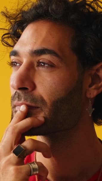 Detailní Záběr Zasněný Muž Izolované Žlutém Pozadí Studiu — Stock video