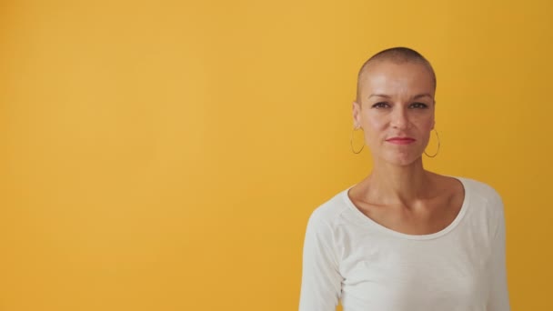 Jonge Vrouw Zwaaien Vinger Tonen Negatief Antwoord Camera Geïsoleerd Gele — Stockvideo