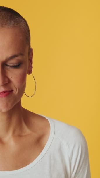 Bir Kadının Yüzünün Yarısı Gözlerini Açar Sarı Arka Planda Izole — Stok video