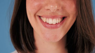 Genç bir kadının gülüşünün detaylı yakın plan çekimi.